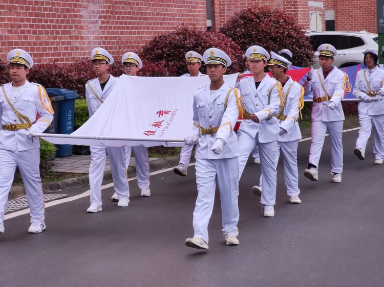 德育之窗|驿路梨花处处开，雷锋精神代代传 